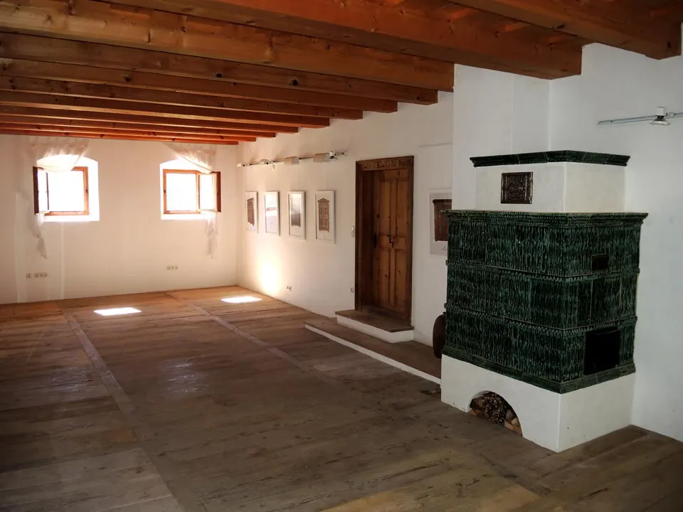 Veranstaltungssaal mit historischem Kachelofen