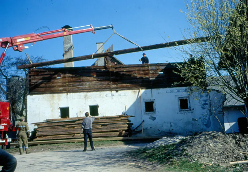 Der Kran hebt die nummerierten Bauteile ab