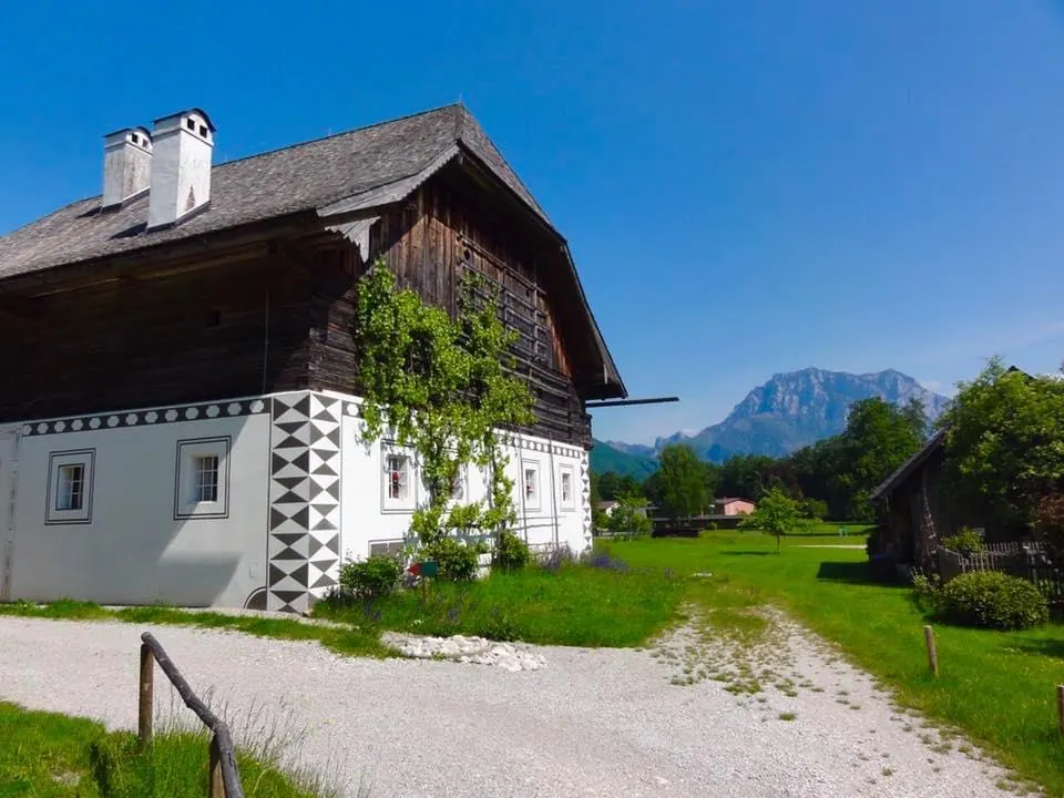 Das Haupthaus mit Pseudosgraffito-Fassade und Traunstein