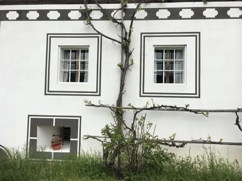 Fenster mit Fassadenmalerei