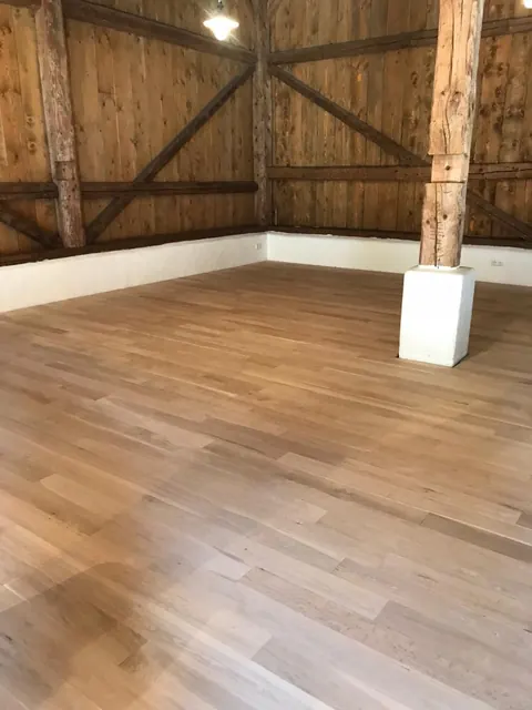 Der Stadl innen mit Eichendielenboden