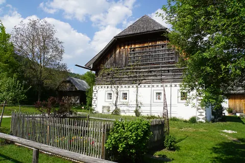 Südseite mit Troadkasten