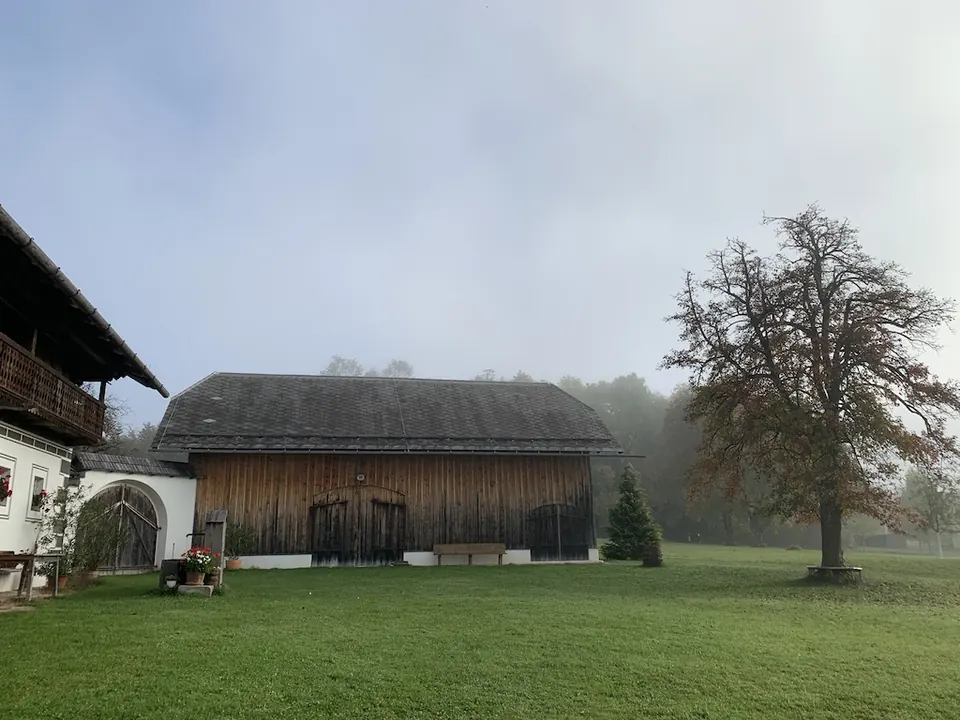 Der Eggerstadl im Morgennebel