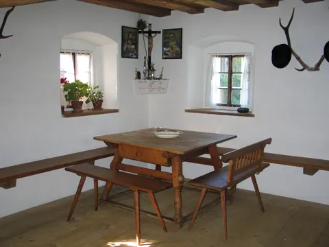 Die Stube mit Eckbank und Tisch
