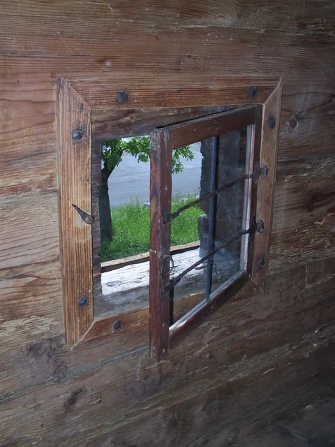 Kleines Fenster im Blockbau