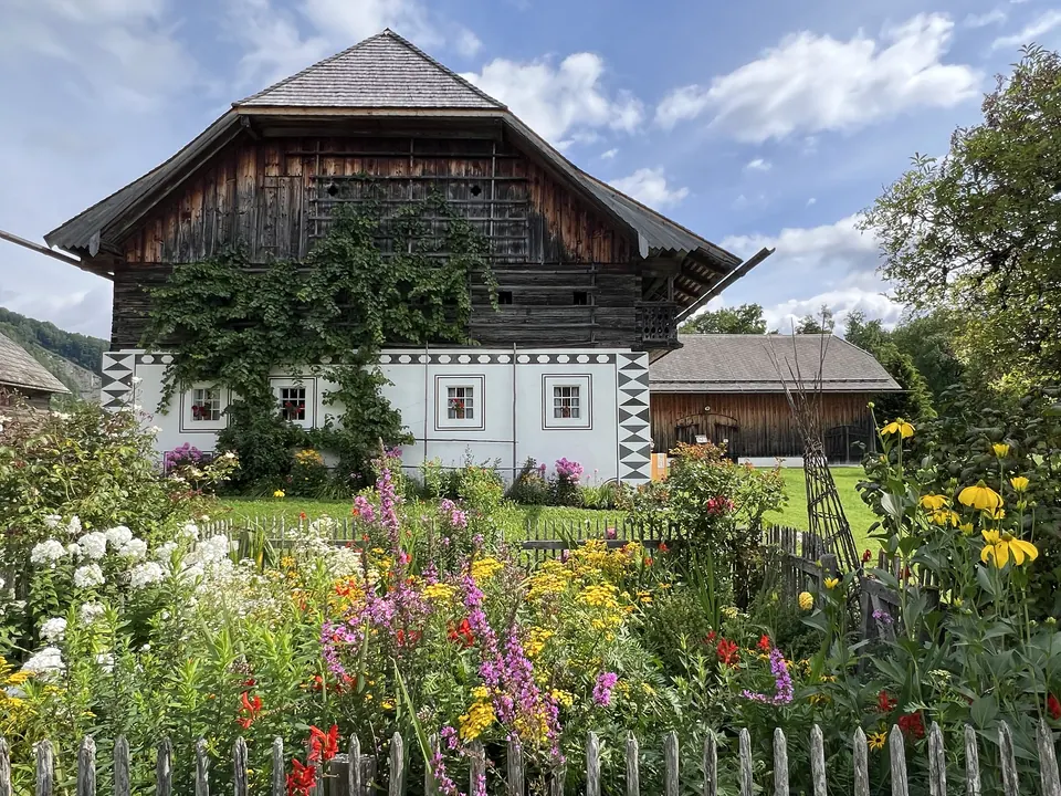 Eggerhaus mit blühendem Bauerngarten