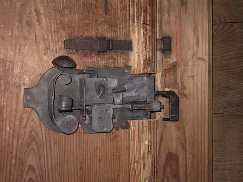 Geschmiedetes Türschloss im Obergeschoss