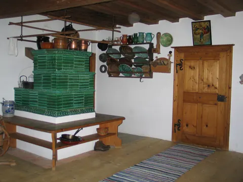 Stube mit grünem Kachelofen