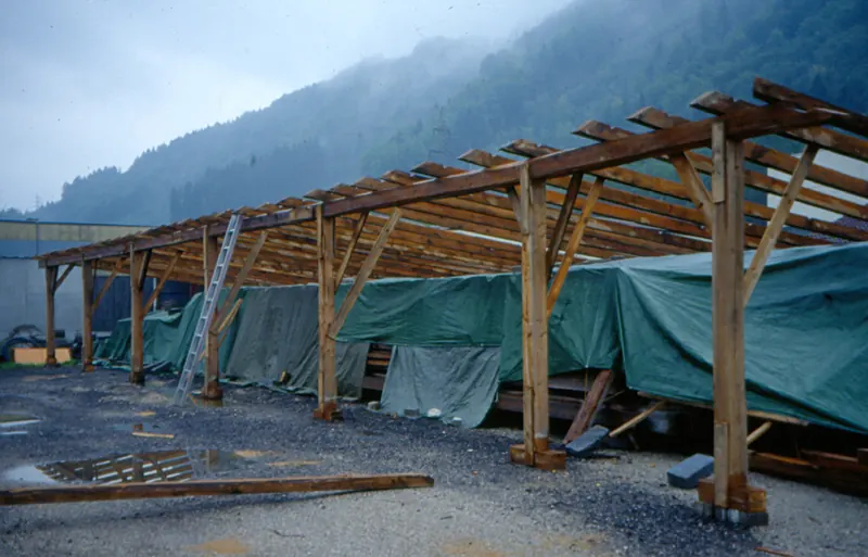 Gelagerte Bauteile unter Planen