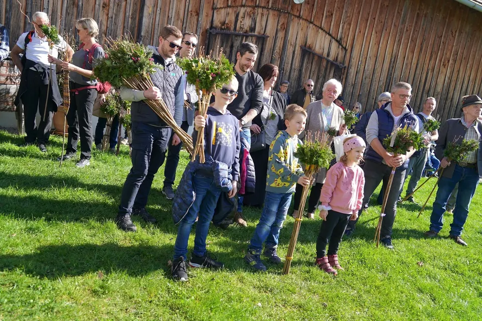 Besucher mit Palmbuschen