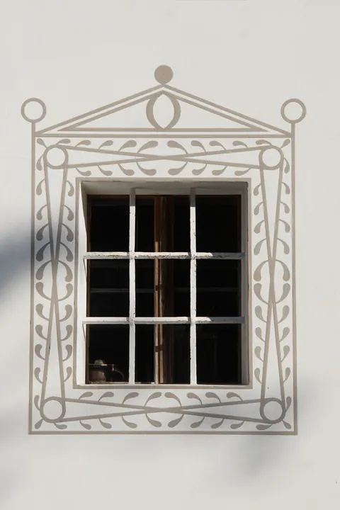 Fenster mit gemalter Umrahmung