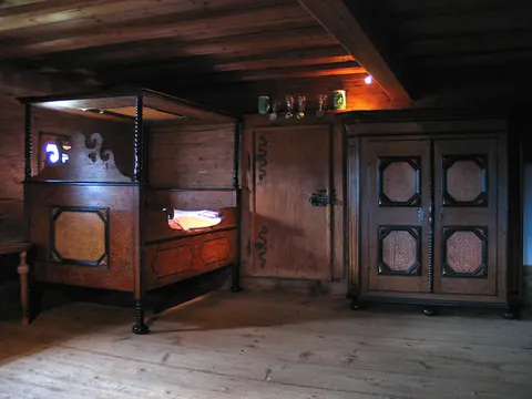 Bemalter Kasten und Bett in der Hohen Stube