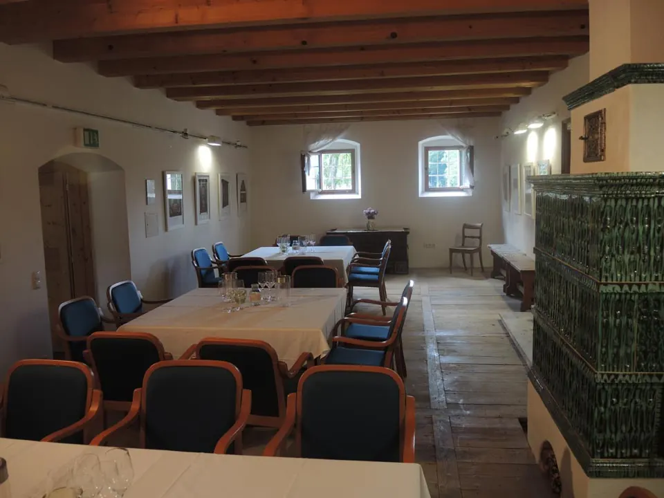 Der Veranstaltungssaal mit Tischen