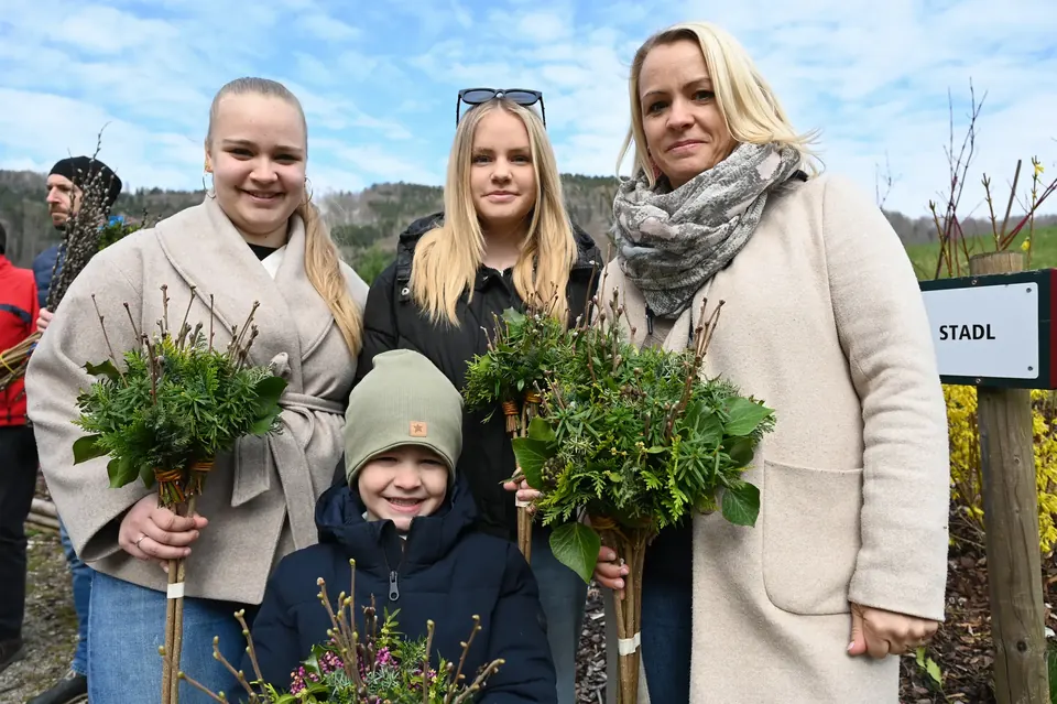 Besucherinnen mit Palmbuschen