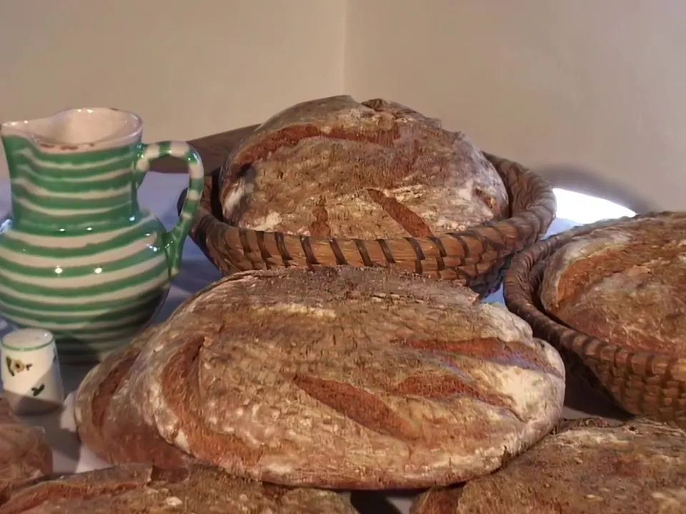 Filmbild: frisch gebackene Brotlaibe in Körben