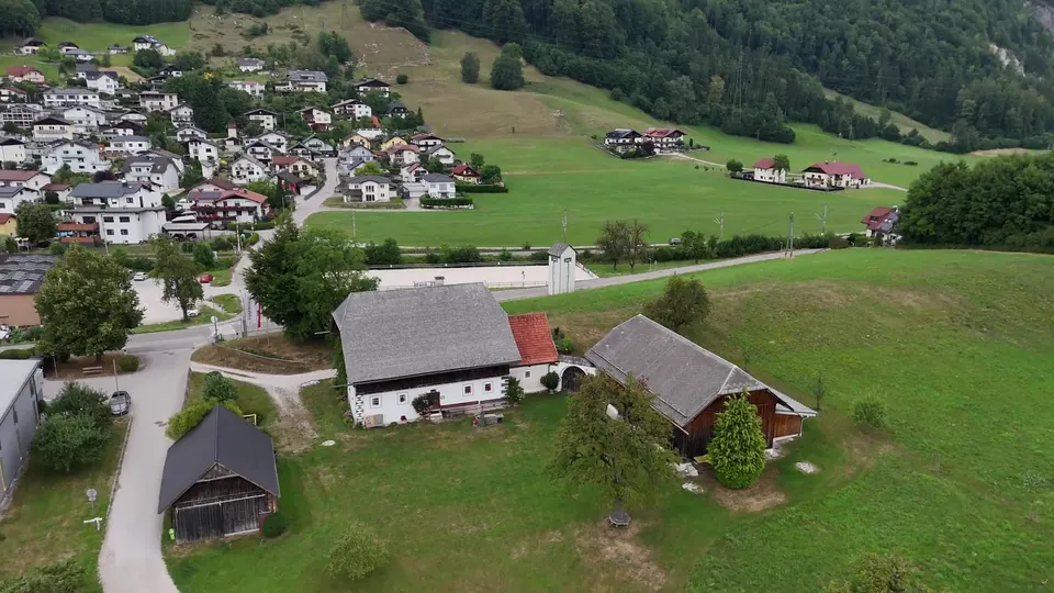 The Eggerhaus with the barn and granary from above, Altmünster behind